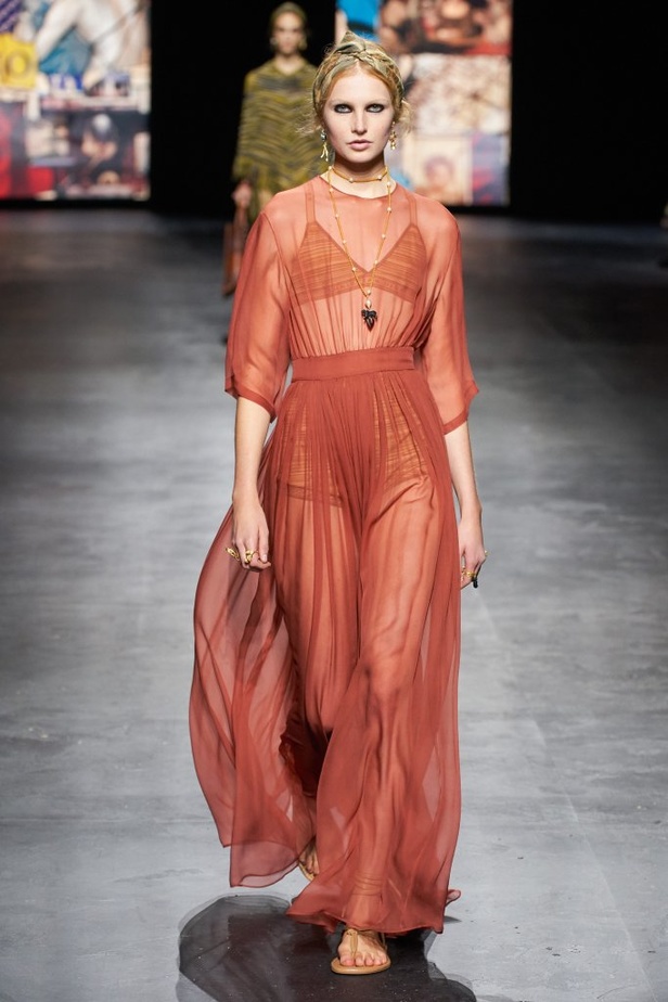 عرض أزياء ديور Dior لربيع وصيف 2021 من أسبوع الموضة في باريس