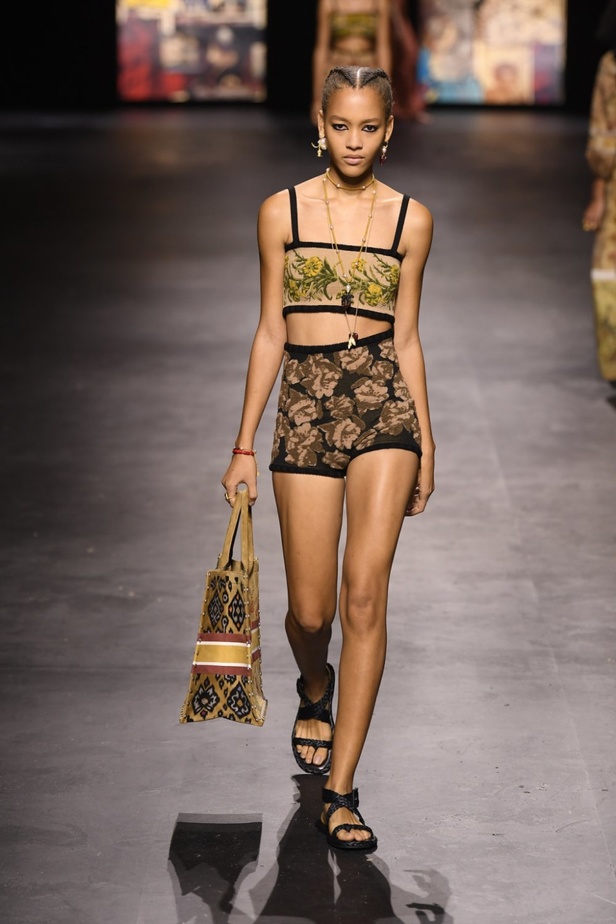 عرض أزياء ديور Dior لربيع وصيف 2021 من أسبوع الموضة في باريس