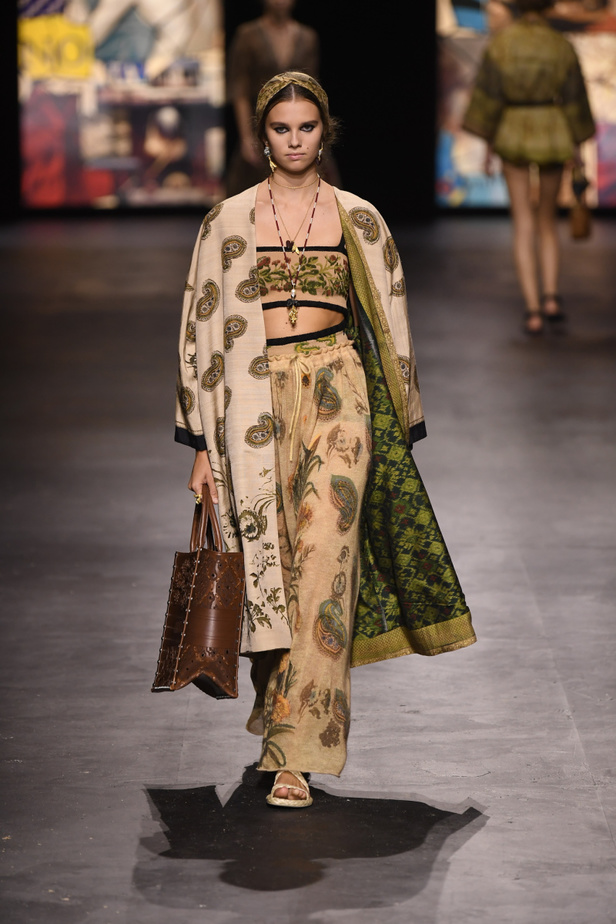 عرض أزياء ديور Dior لربيع وصيف 2021 من أسبوع الموضة في باريس