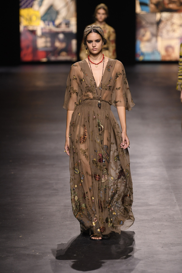 عرض أزياء ديور Dior لربيع وصيف 2021 من أسبوع الموضة في باريس