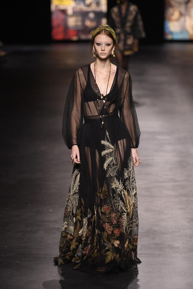 عرض أزياء ديور Dior لربيع وصيف 2021 من أسبوع الموضة في باريس