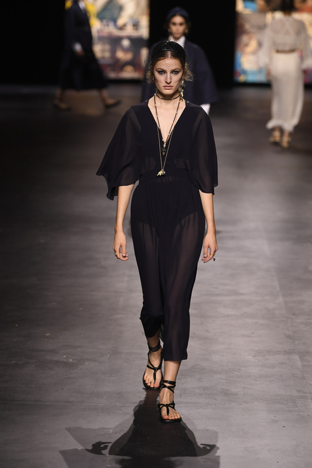 عرض أزياء ديور Dior لربيع وصيف 2021 من أسبوع الموضة في باريس