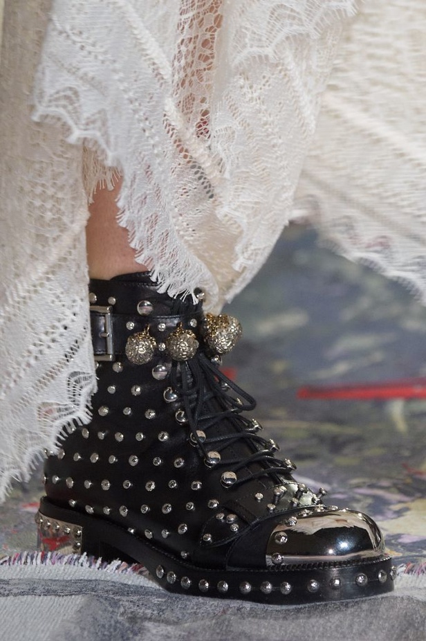 مجموعة “الكسندر مكوين” لموسم ربيع وصيف 2017