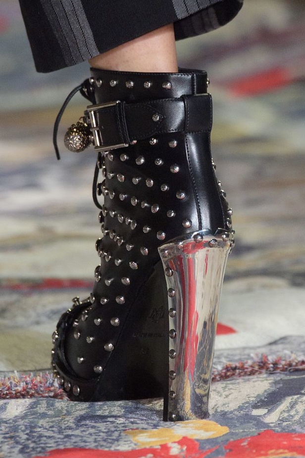 مجموعة “الكسندر مكوين” لموسم ربيع وصيف 2017