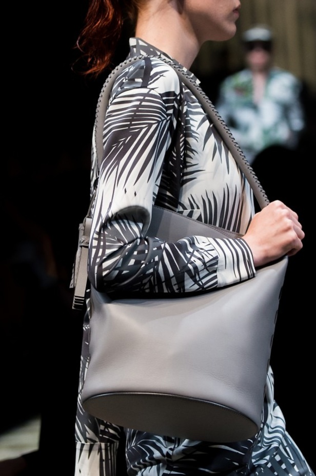 عرض أزياء "ماكس مارا" لموسم ربيع وصيف 2017