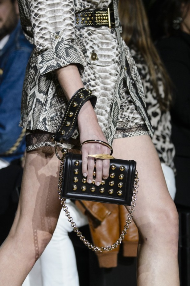 مجموعة ايلي صعب لربيع وصيف 2018 في باريس 