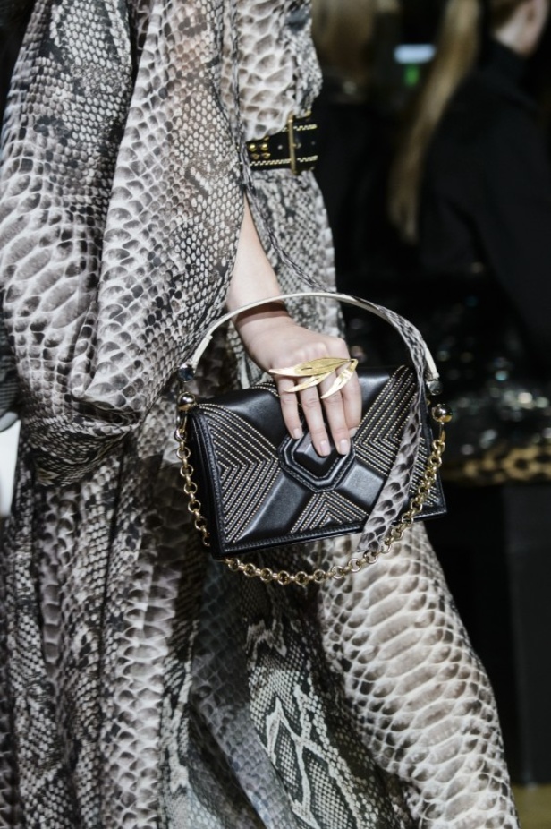 مجموعة ايلي صعب لربيع وصيف 2018 في باريس 