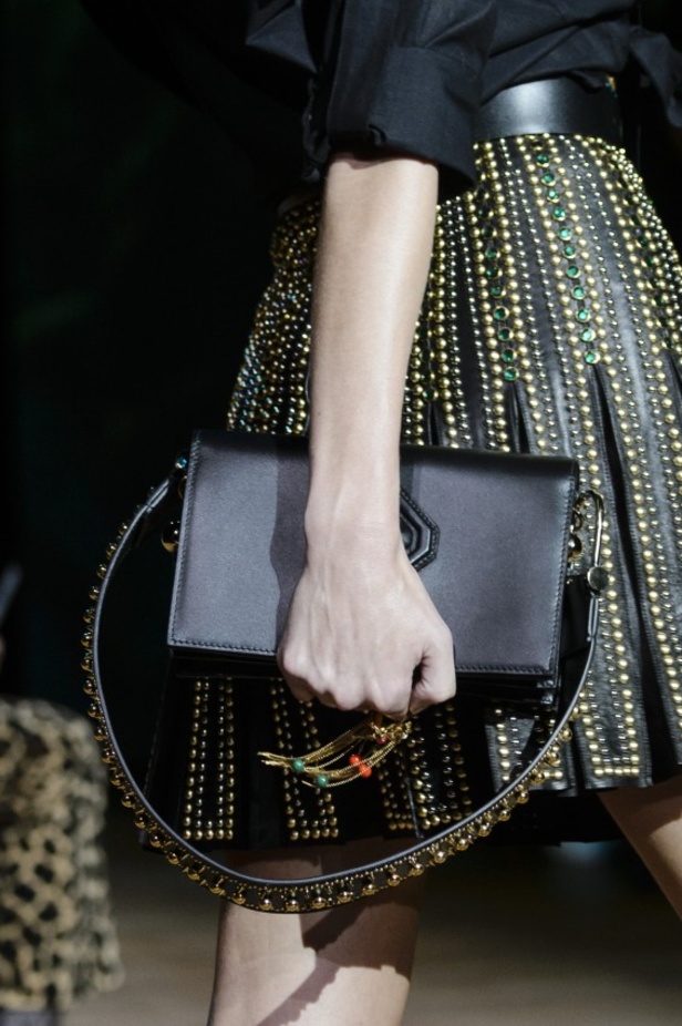 مجموعة ايلي صعب لربيع وصيف 2018 في باريس 