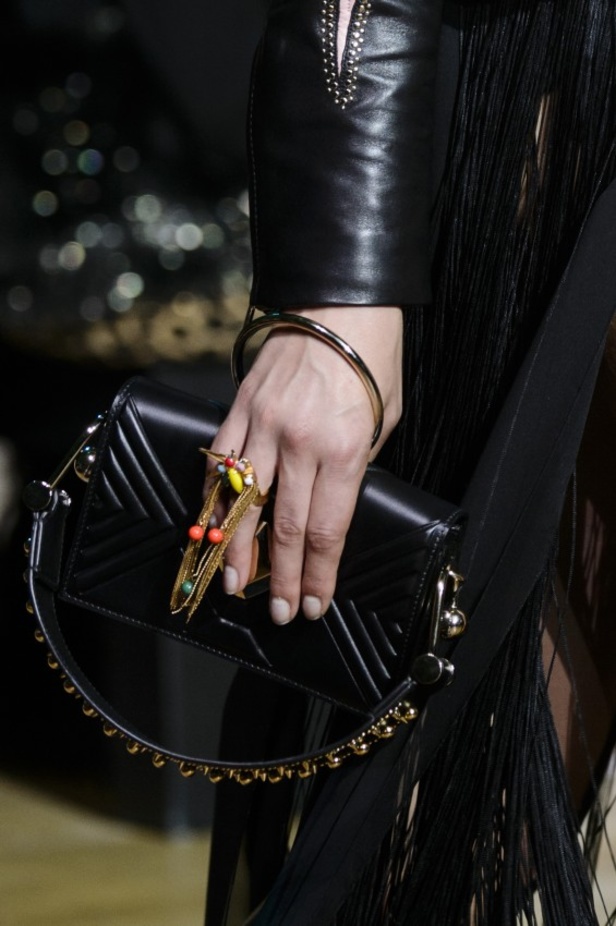 مجموعة ايلي صعب لربيع وصيف 2018 في باريس 