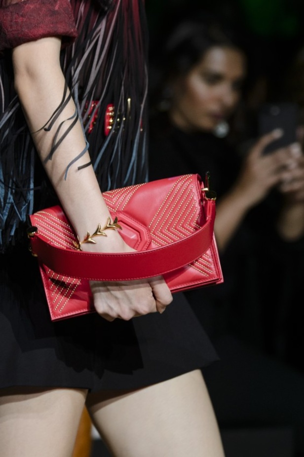 مجموعة ايلي صعب لربيع وصيف 2018 في باريس 