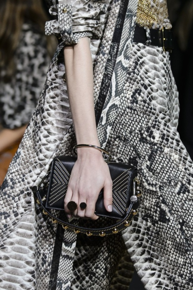 مجموعة ايلي صعب لربيع وصيف 2018 في باريس 