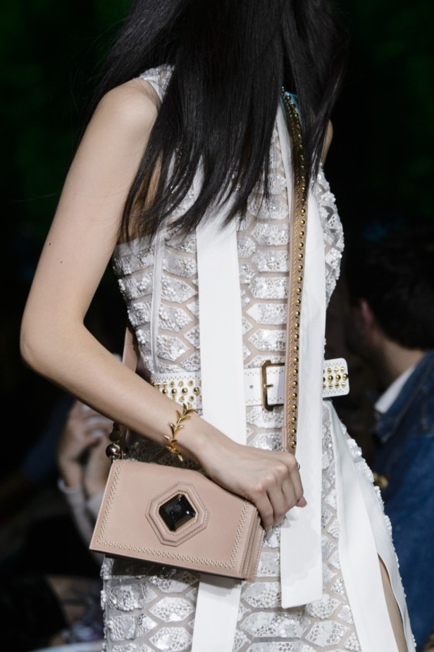 مجموعة ايلي صعب لربيع وصيف 2018 في باريس 