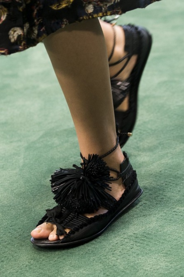 عرض أزياء Carven للأزياء الجاهزة لربيع وصيف 2018 !