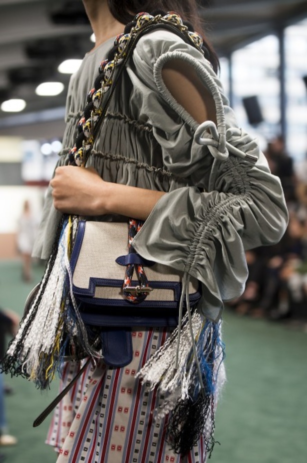 عرض أزياء Carven للأزياء الجاهزة لربيع وصيف 2018 !