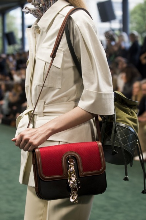 عرض أزياء Carven للأزياء الجاهزة لربيع وصيف 2018 !