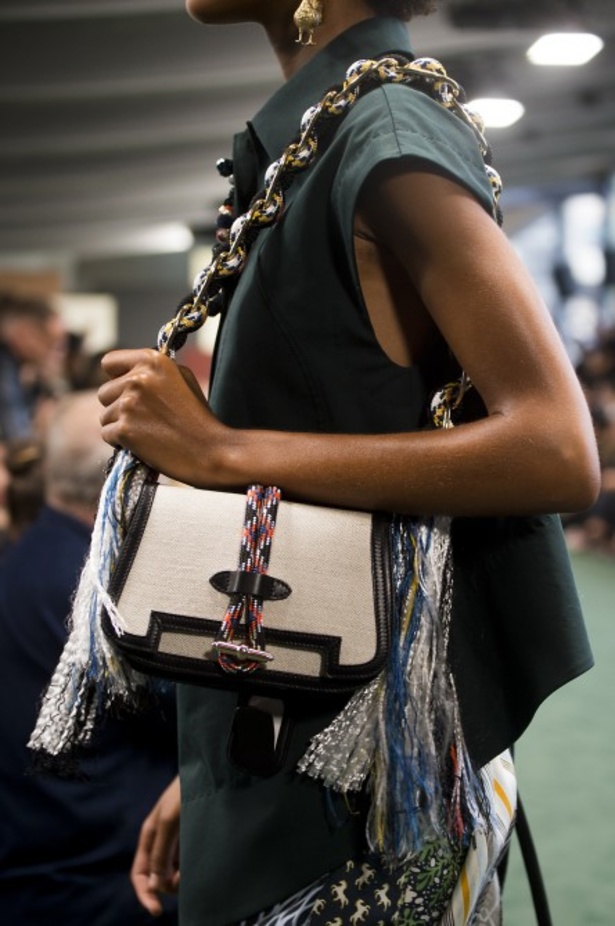 عرض أزياء Carven للأزياء الجاهزة لربيع وصيف 2018 !