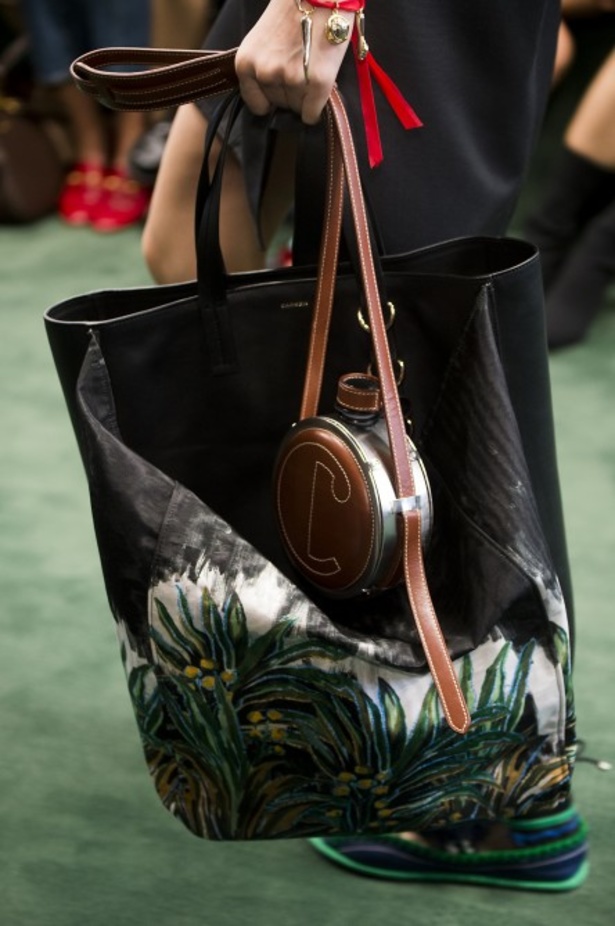 عرض أزياء Carven للأزياء الجاهزة لربيع وصيف 2018 !