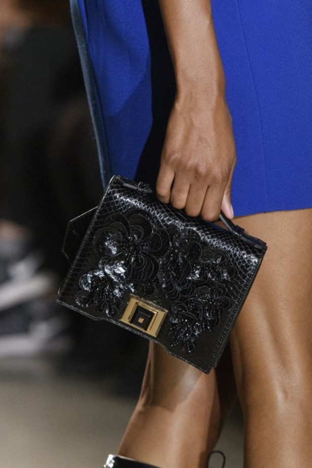 تصاميم وفساتين من عرض أندرو جي أن في اسبوع الموضة في باريس