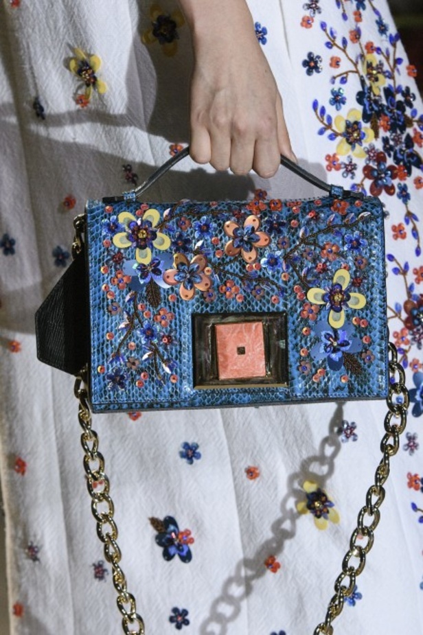 تصاميم وفساتين من عرض أندرو جي أن في اسبوع الموضة في باريس