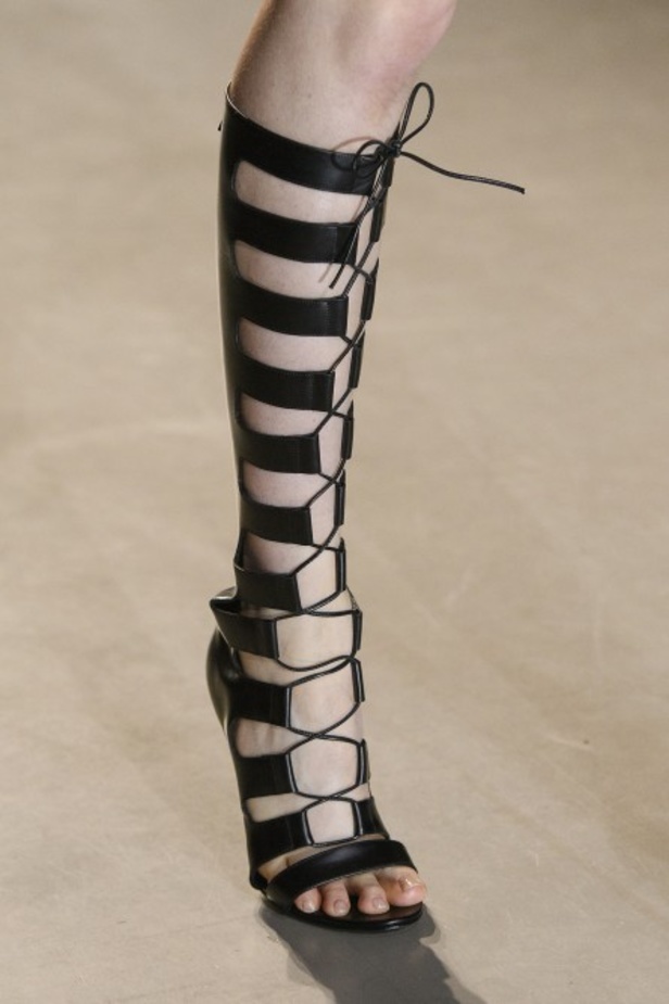 تصاميم وفساتين من عرض أندرو جي أن في اسبوع الموضة في باريس