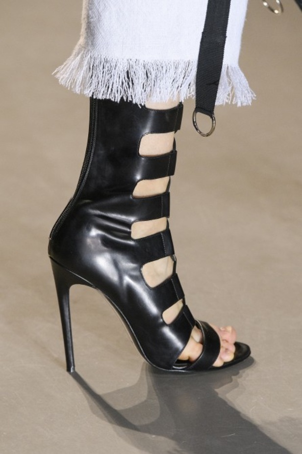 تصاميم وفساتين من عرض أندرو جي أن في اسبوع الموضة في باريس