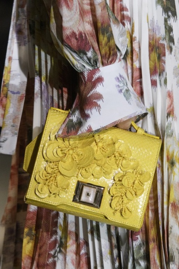 تصاميم وفساتين من عرض أندرو جي أن في اسبوع الموضة في باريس