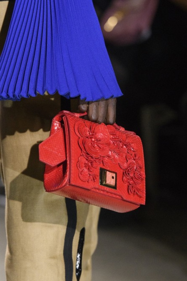 تصاميم وفساتين من عرض أندرو جي أن في اسبوع الموضة في باريس