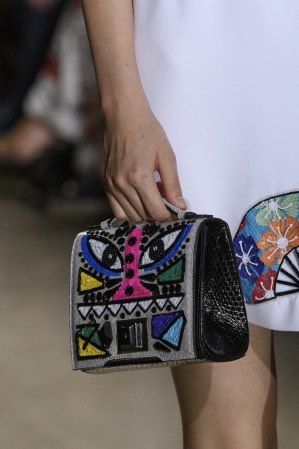 تصاميم وفساتين من عرض أندرو جي أن في اسبوع الموضة في باريس