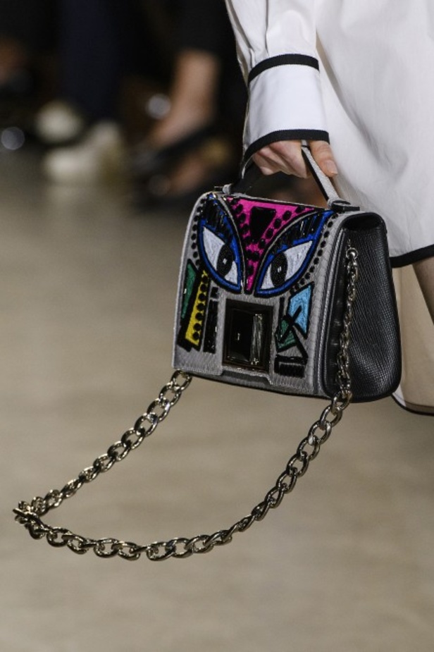 تصاميم وفساتين من عرض أندرو جي أن في اسبوع الموضة في باريس