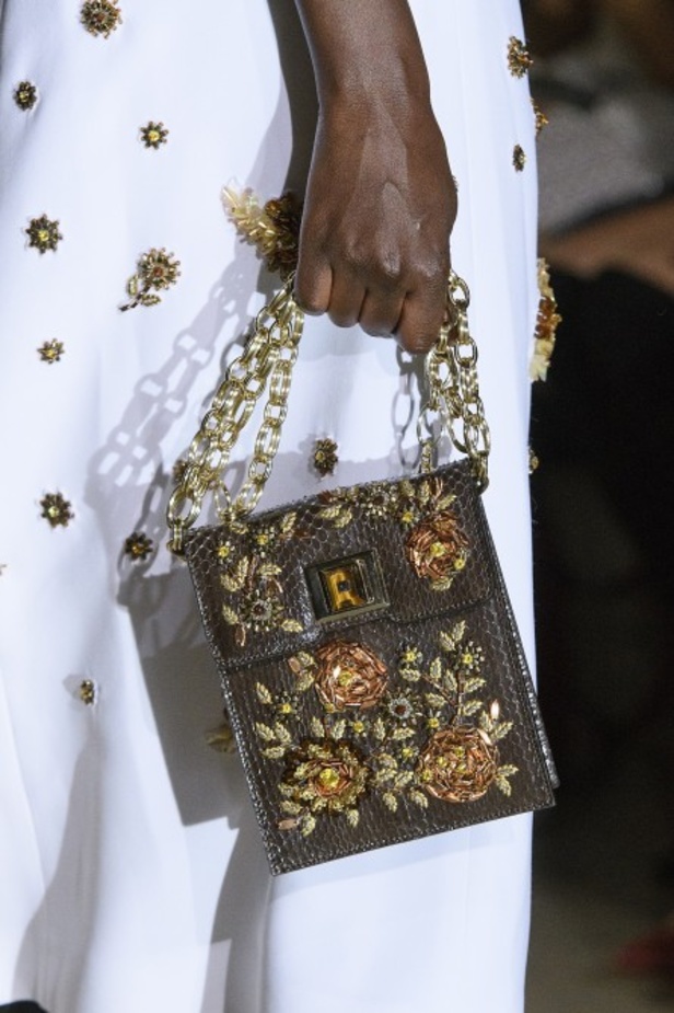 تصاميم وفساتين من عرض أندرو جي أن في اسبوع الموضة في باريس