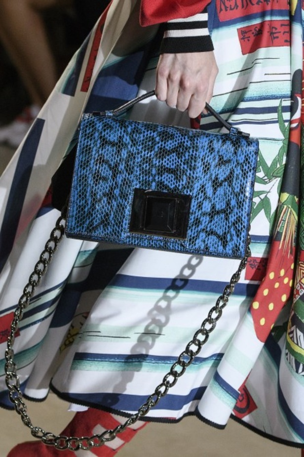 تصاميم وفساتين من عرض أندرو جي أن في اسبوع الموضة في باريس