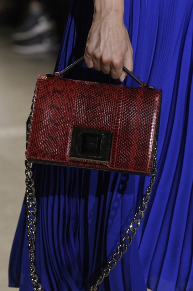 تصاميم وفساتين من عرض أندرو جي أن في اسبوع الموضة في باريس