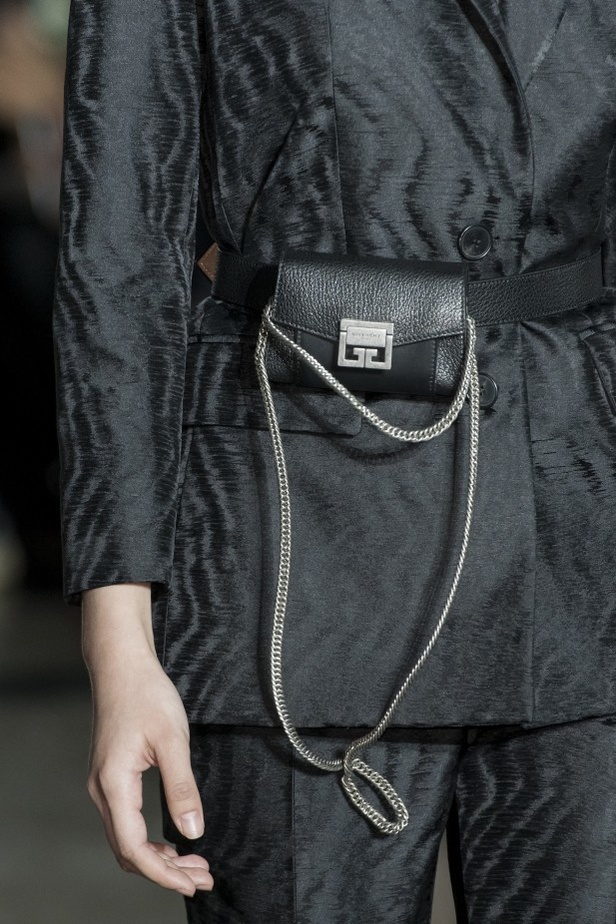 الكلاسيكية في مجموعة Givenchy لربيع وصيف 2018 في باريس