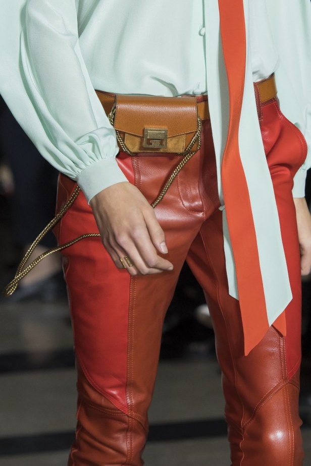 الكلاسيكية في مجموعة Givenchy لربيع وصيف 2018 في باريس