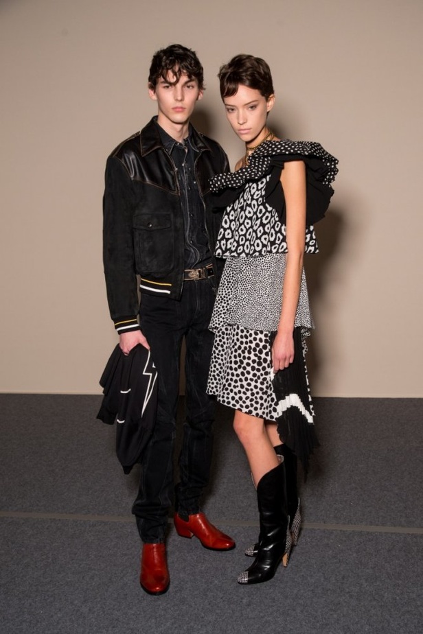 الكلاسيكية في مجموعة Givenchy لربيع وصيف 2018 في باريس