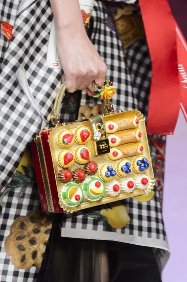 Dolce & Gabbana تجسّد الحبّ والجمّال في مجموعتها لربيع وصيف 2018 