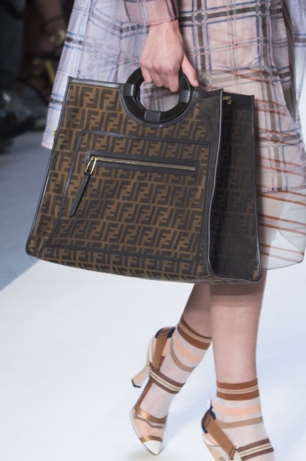 مجموعة Fendi لربيع وصيف 2018 للأزياء الجاهزة !