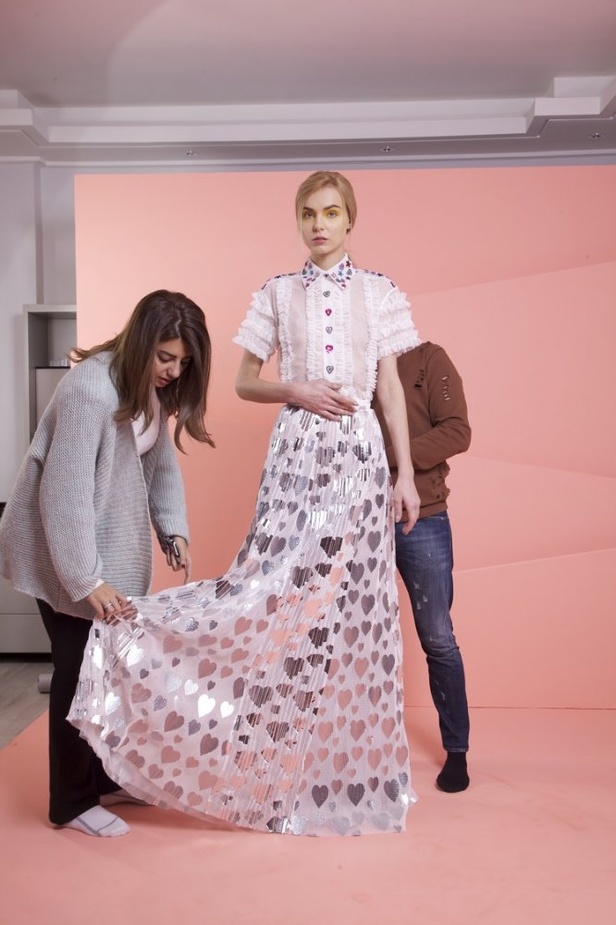 صخب من الجمال والألوان في تصاميم رامي قاضي