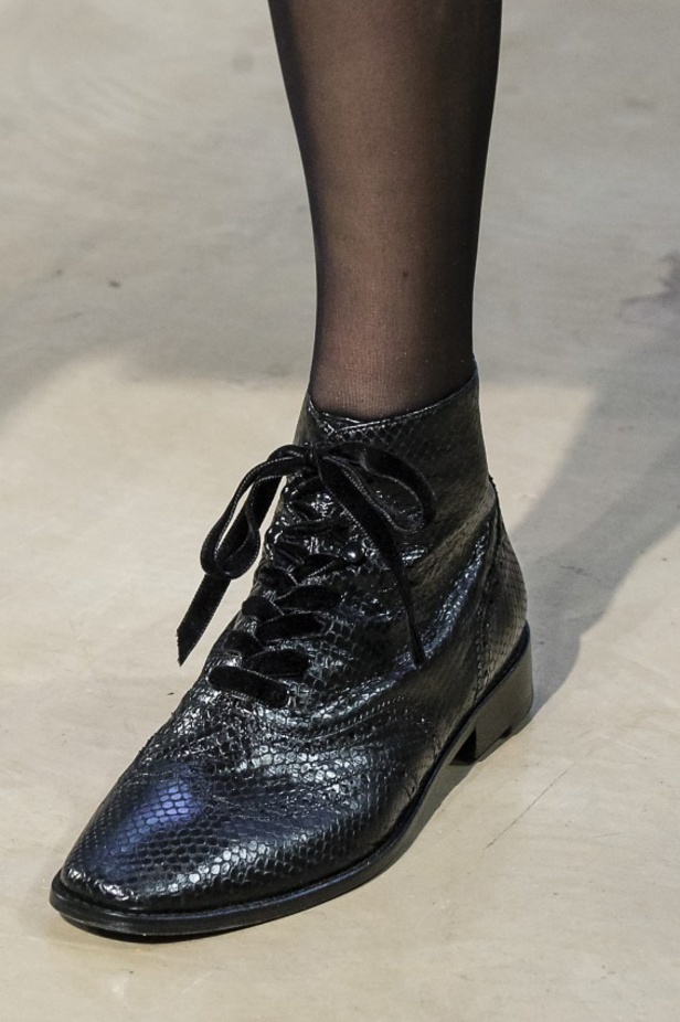 كارولينا هيريرا تقدّم تصاميم كلاسيكية لخريف وشتاء 2017