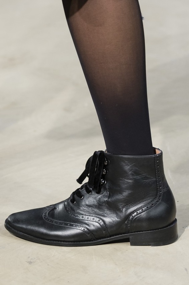 كارولينا هيريرا تقدّم تصاميم كلاسيكية لخريف وشتاء 2017