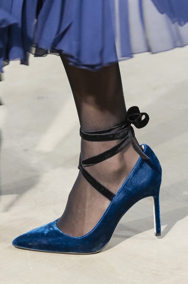 كارولينا هيريرا تقدّم تصاميم كلاسيكية لخريف وشتاء 2017