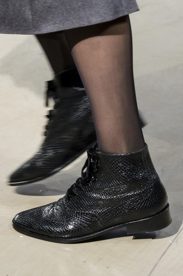 كارولينا هيريرا تقدّم تصاميم كلاسيكية لخريف وشتاء 2017