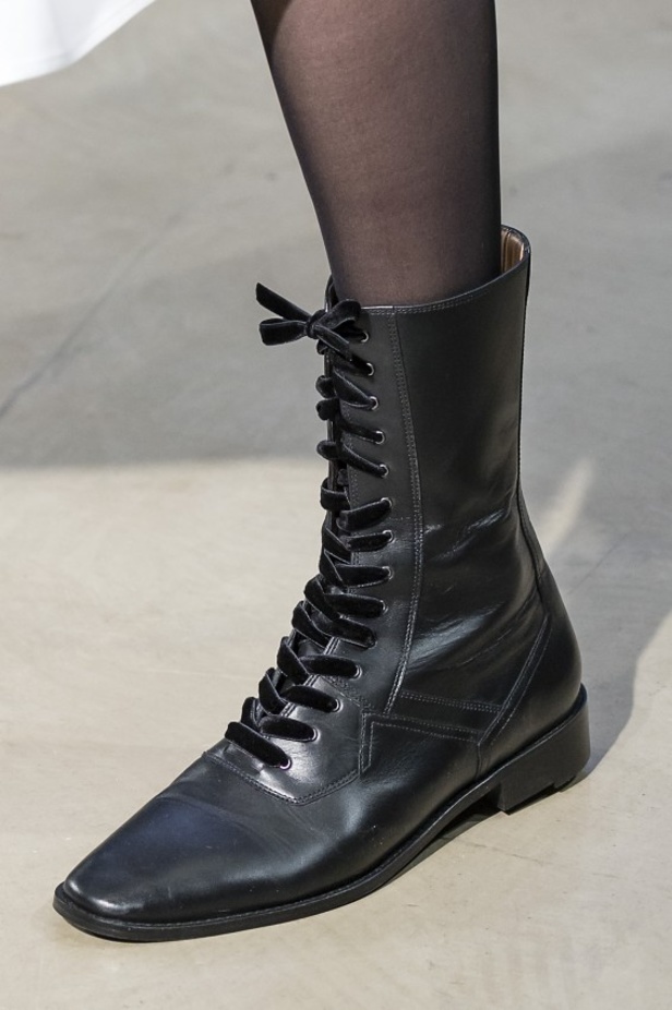 كارولينا هيريرا تقدّم تصاميم كلاسيكية لخريف وشتاء 2017