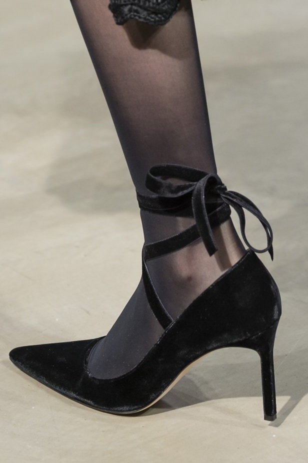 كارولينا هيريرا تقدّم تصاميم كلاسيكية لخريف وشتاء 2017