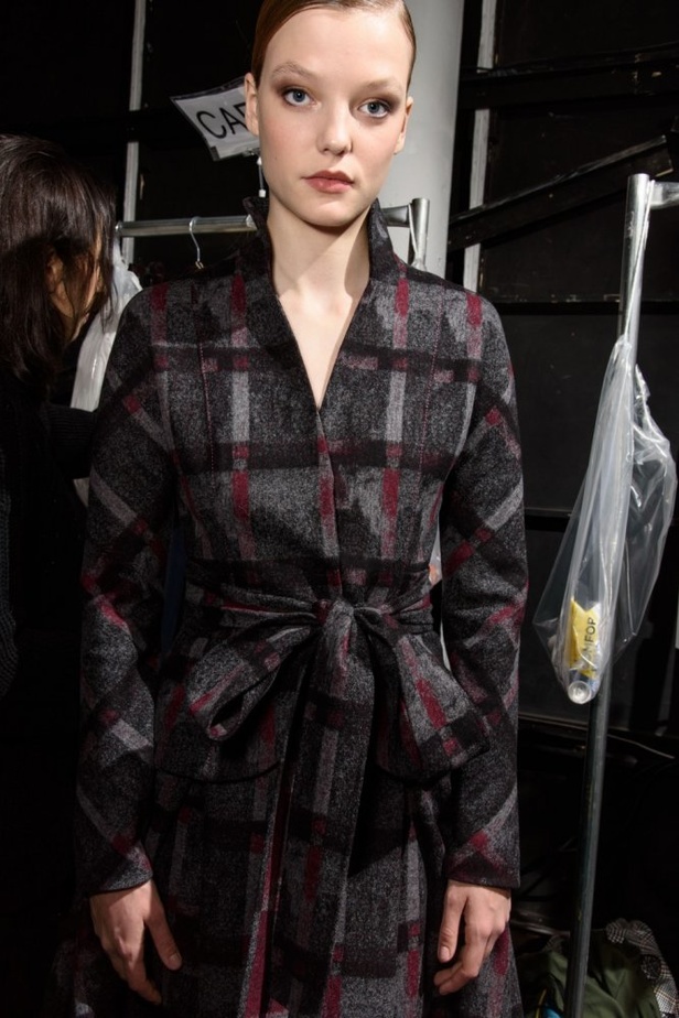 كارولينا هيريرا تقدّم تصاميم كلاسيكية لخريف وشتاء 2017