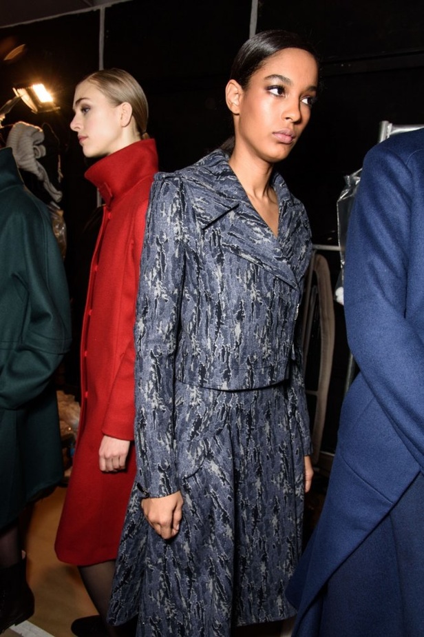 كارولينا هيريرا تقدّم تصاميم كلاسيكية لخريف وشتاء 2017