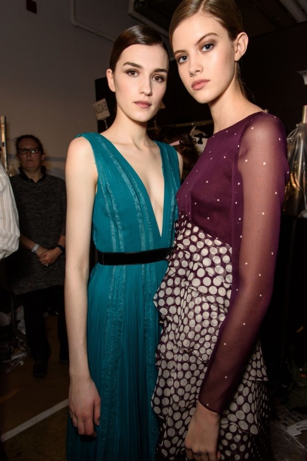 كارولينا هيريرا تقدّم تصاميم كلاسيكية لخريف وشتاء 2017