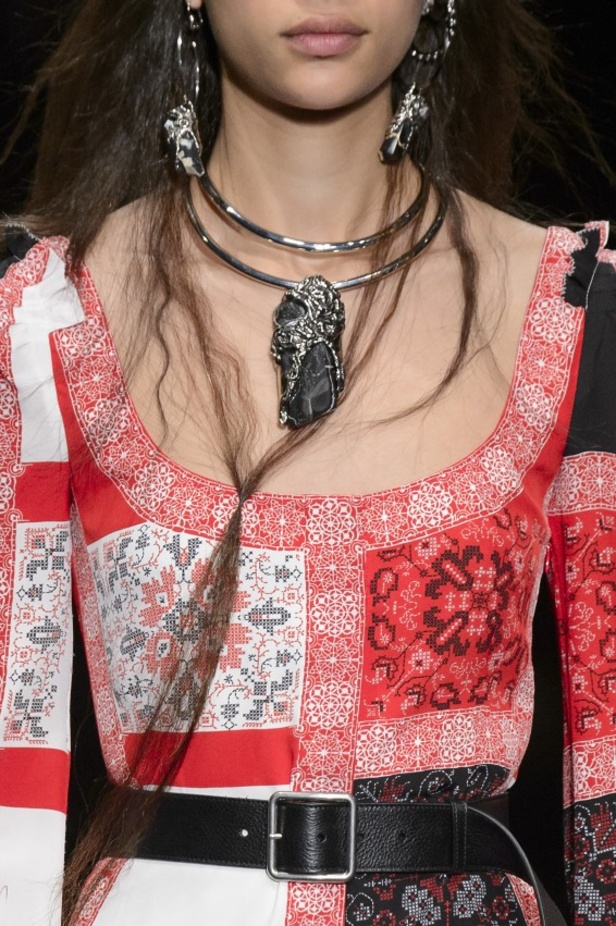 مجموعة الكسندر ماكوين للألبسة الجاهزة لخريف و شتاء 2017