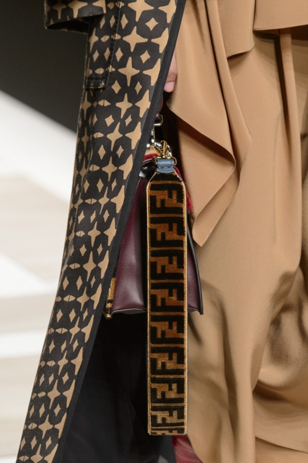 ازياء مزينة بالفرو الفاخر والزهور تسيطر على مجموعة fendi لخريف وشتاء 2018