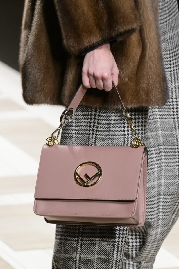 ازياء مزينة بالفرو الفاخر والزهور تسيطر على مجموعة fendi لخريف وشتاء 2018